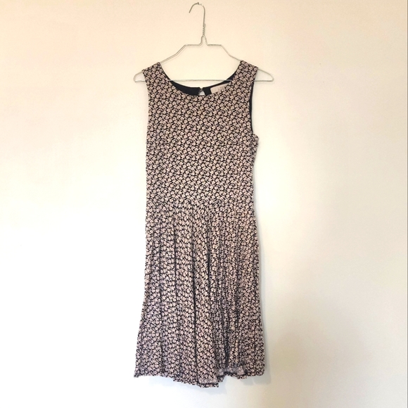 LOFT Dresses & Skirts - Loft Fit & Flare Dress with Leaf Pattern Size Small